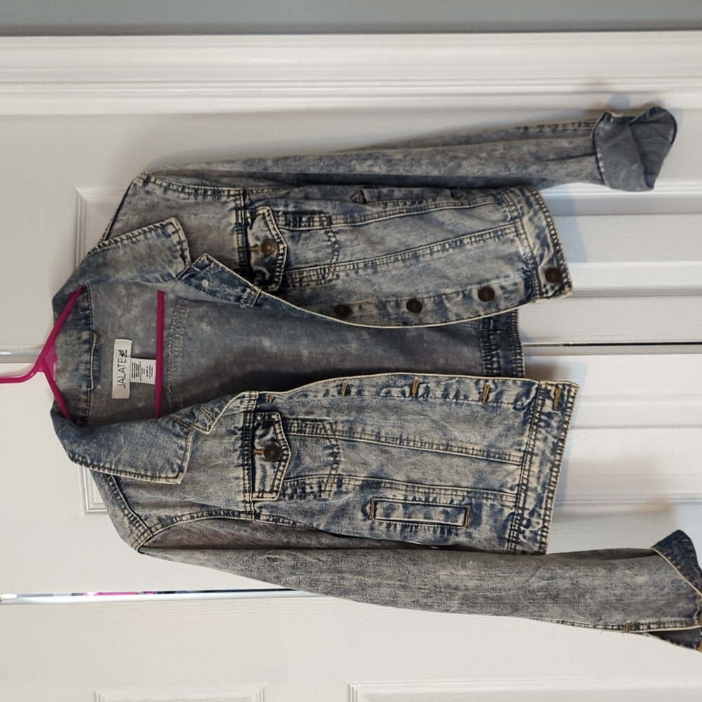 Denim jean jacket, stone washed, short waist, 2 side pockets and 2 breast picket